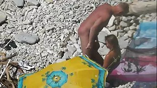 Barbatul s-a atacat fete care se fut in cur pe la spate si a futut-o fix in cur Pe fata