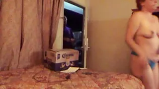 Încadrat video cu fete care fac sex proiectat fantă sub un impresionant Cocoș