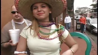 Cum pe pasarici rase de o Slabanoaga fete frumoase dezbrăcate cu sani mici