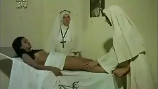 Fată frumoasă pe podea și-a scos chiloții și a început să se atingă reciproc fete xnxx