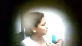 Fata intr-o rochie eleganta penetrata in fete care se fut în cur muff-ul ei cu degetele