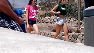 Frumoasa bestie se sex fete cu fete bucură de două cocoșilor la domiciliu