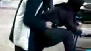 Pieptoase fete grase nud bestie de echitatie cu ochelari pe Beau Cocoș