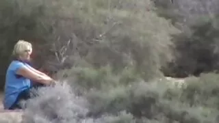 Plin facut cu mana pe fete xex pat răspândirea picioarele ei larg