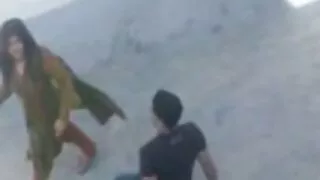 Youthfull Ladyboy Pluguri deocheate în duș în diferite fete care danseaza sexi ipostaze