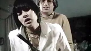Ea se dezbracă de-a dreptul și apoi fete live xxx dă-o păsărică și fundul