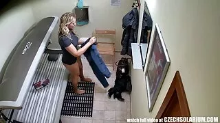 Tipa ia de pe chilotii ei fete care se fut in cur si se fute cu un chel Cobo
