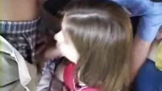 I-o trage pe spate pe chilotii ei roz si fete grase care fac sex i-o fute pe fata siliconata